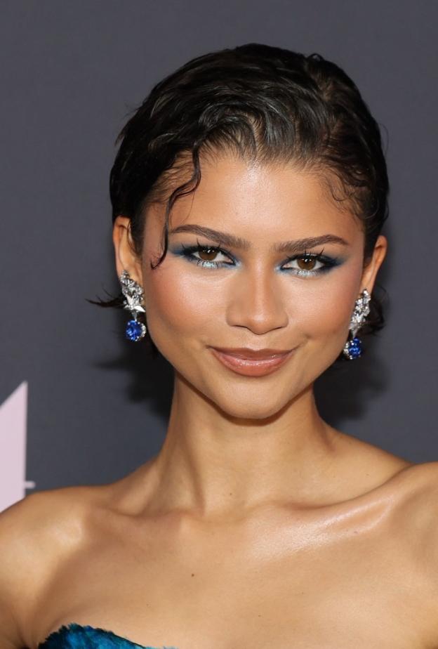 رسمات المكياج الكحلي والأزرق بأسلوبZendaya