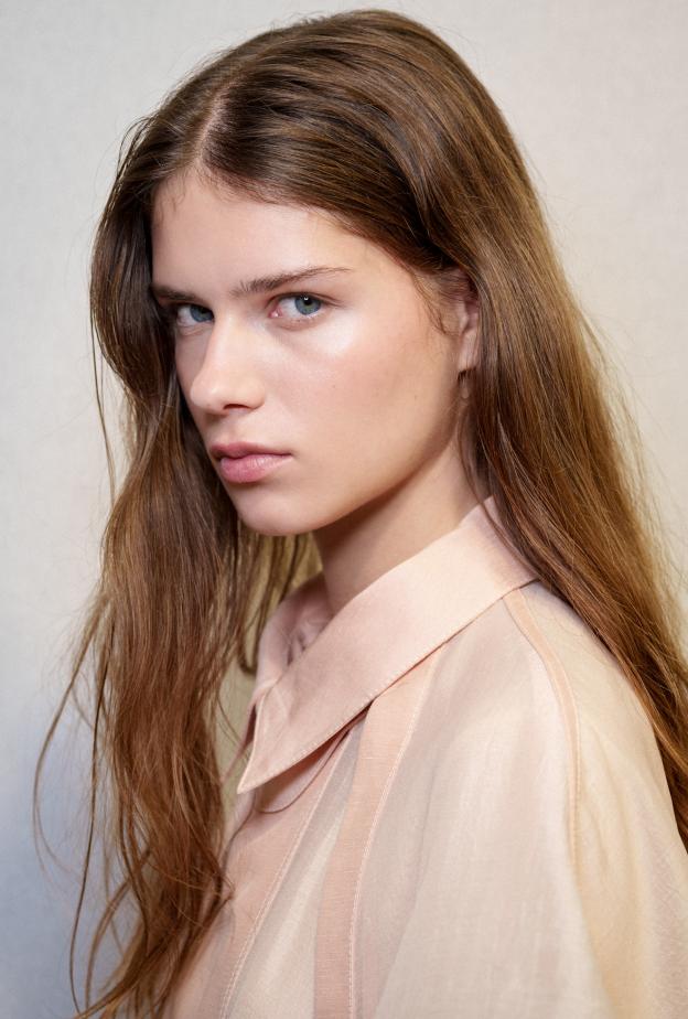 سيروم الشعر مع الزيون للعناية بالخصل الجافة هذا الموسم من دار Aje