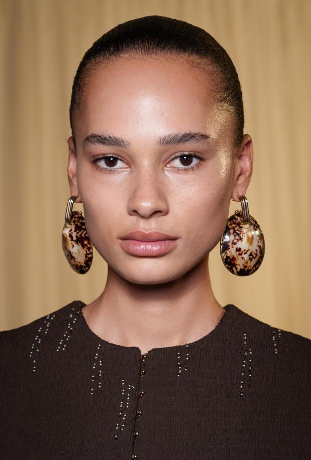 سيروم العين لاخفاء الهالات السوداء هذا الربيع