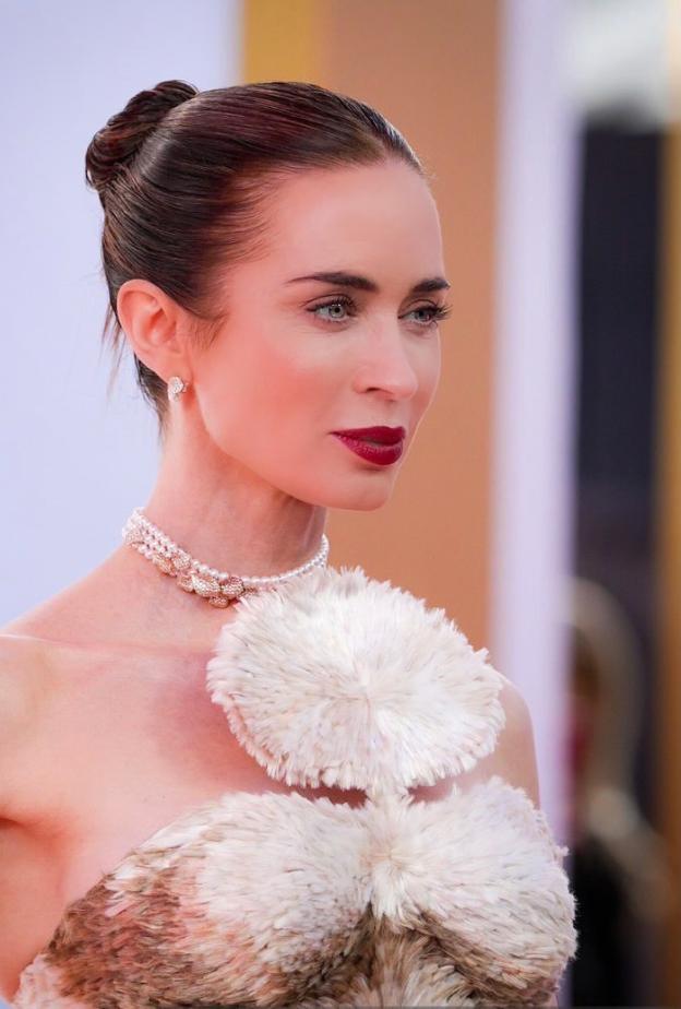 شارلوت تيلبوري تضفي سحرها على إطلالة النجمة إيميلي بلنت