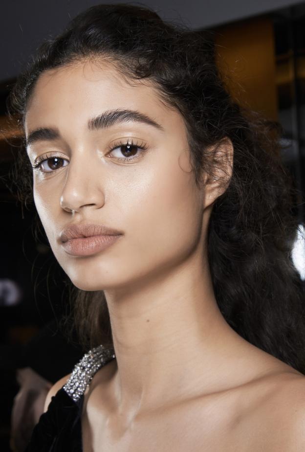 الضوء الأزرق من هاتفكِ يُؤثر على بشرتكِ فكيف تحمي نفسك؟