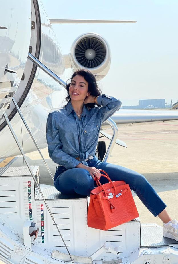 كيف تنسّقين إطلالة سفر راقية ومريحة في الطائرة على طريقة النجمات؟