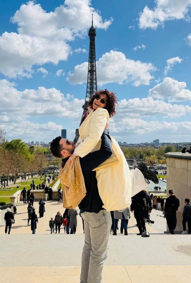 كاريس بشار وابنها في باريس