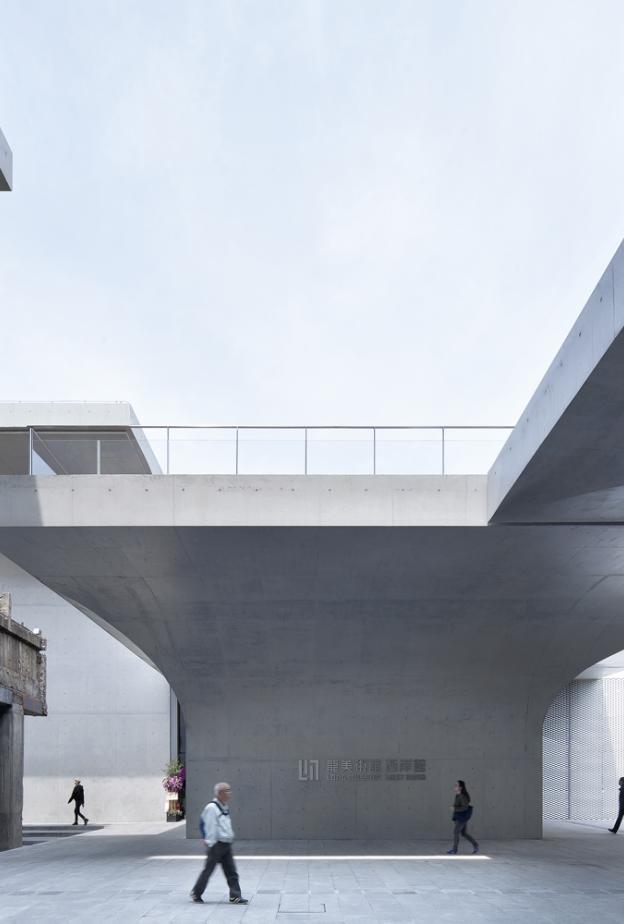 ماكس مارا تحتفل بـ75 عاماً من الأناقة بعرض مجموعة ريزورت 2027 في متحف بشانغهاي