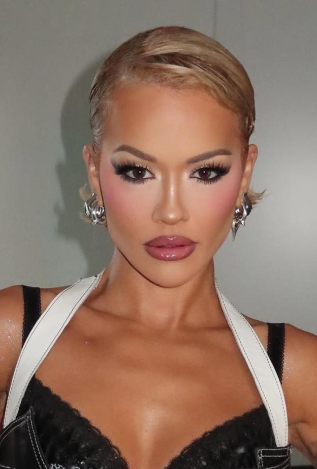 بريق الغلامور على طريقة ريتا أورا: خطوات مكياج متكامل بإبداع شيري موريس