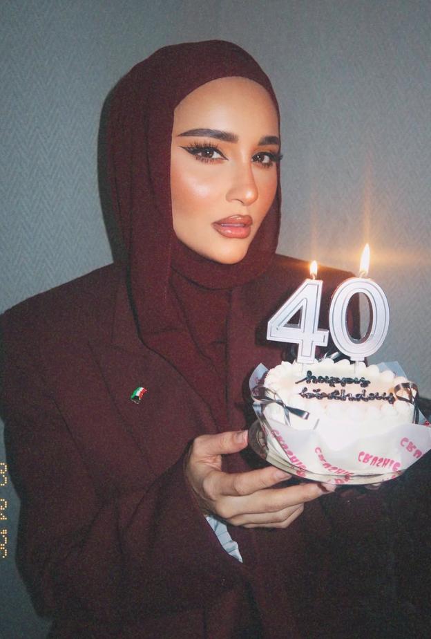 إطلالات دلال الدوب في عيد ميلادها الـ40: أناقة محتشمة بلمسة عصرية من المونوكروم إلى البرغندي