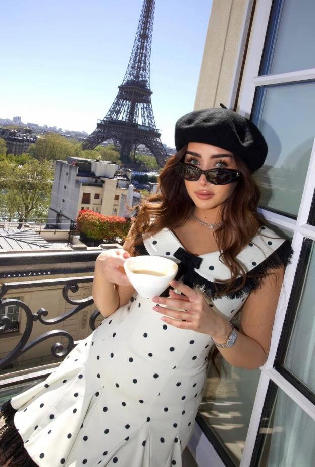 هنا الزاهد تعيد صيحة فستان البولكا دوت من باريس