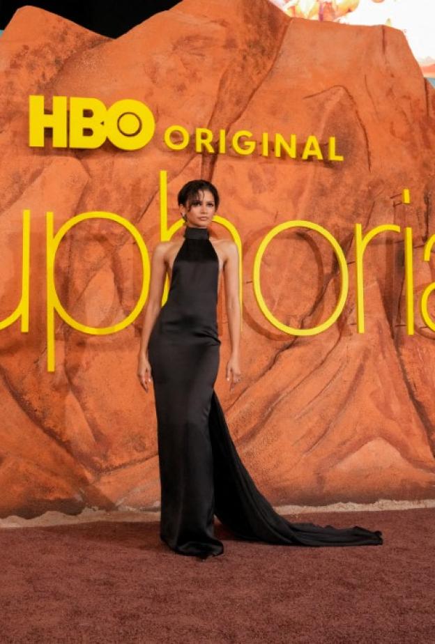 من حرباء الأزياء إلى أيقونة النضج رحلة زندايا مع آشي ستوديو