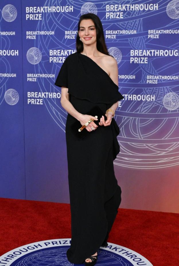 آن هاثاوي بفستان طويل باللون الأسود الموحد