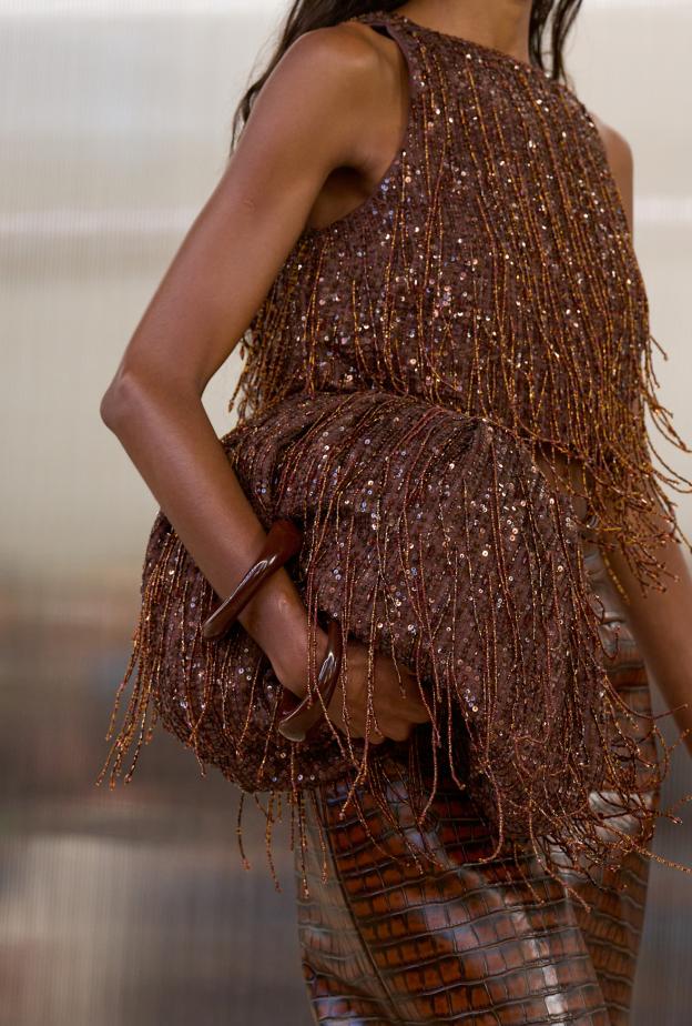 حقيبة كبيرة مزينة بحبات الترتر من Aje