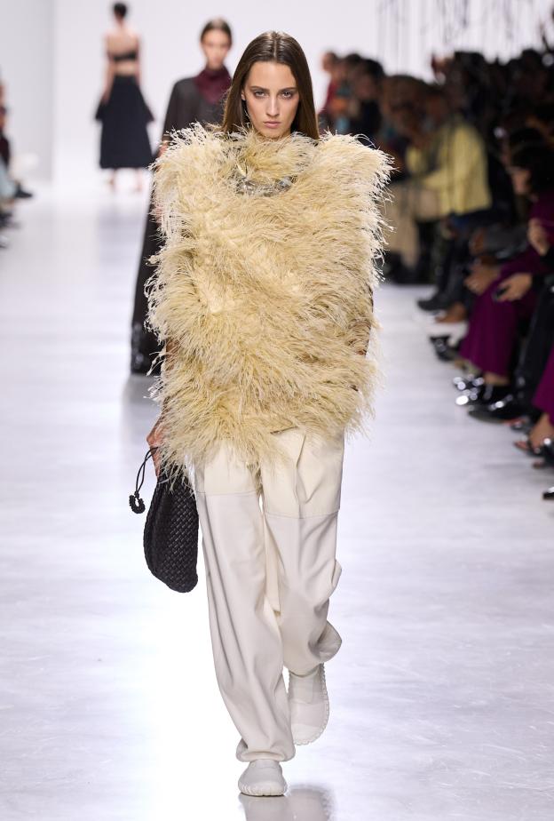 الريش.. لغة جديدة للأناقة في موسم ربيع 2026