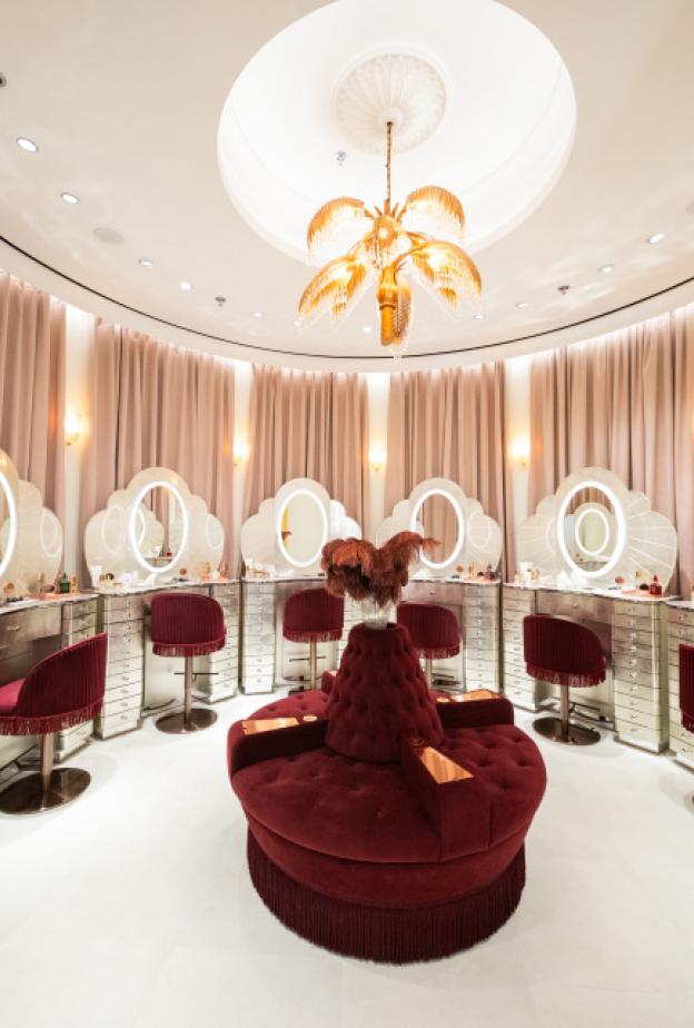 Charlotte Tilbury تطلق خدمات تجميل مجانية في الشرق الأوسط لتعزيز العناية الذاتية والثقة بالنفس