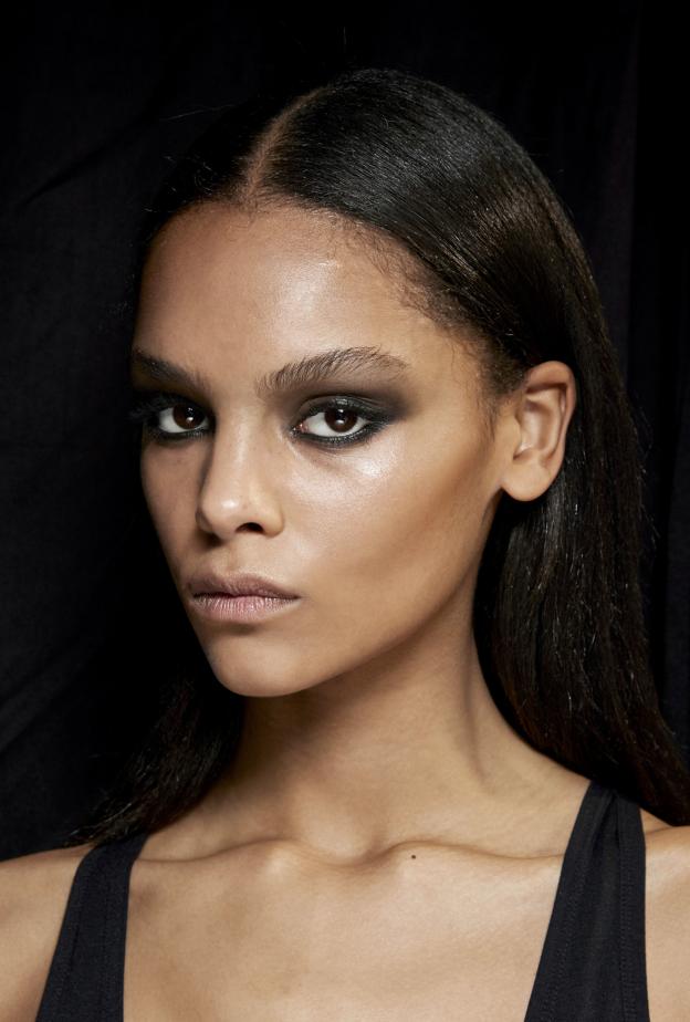 وداعاً لبقايا المكياج… حلول طبيعية تمنحك بشرة صافية