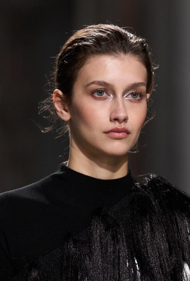 سرّ البشرة المشرقة يبدأ من تركيبات متطورة لترطيب وشد الجلد