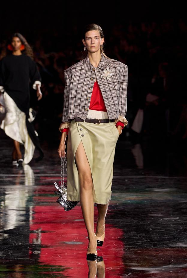 البليزر القصير يعود من الثمانينيات مع بعض التعديلات البسيطة