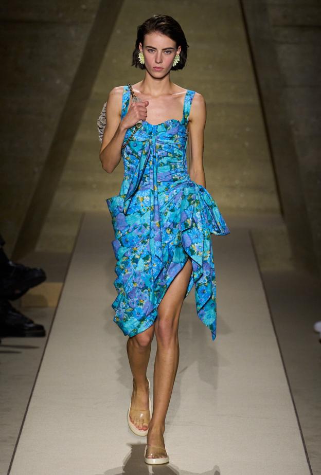 كيف تنسقين أحذية الجيلي بأسلوب عصري هذا الربيع