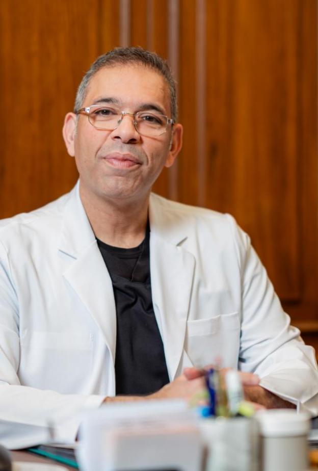 الدكتور عمرو الأركوبي – خبير في جراحة التجميل والترميم