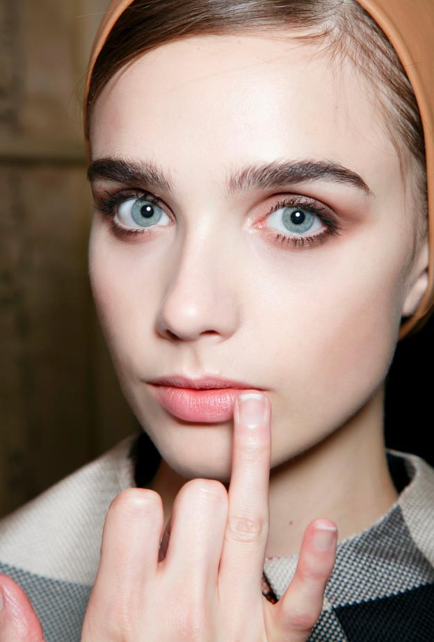 لمعان طبيعي لشفتيكِ… كيف تصنعين زيت شفاه مغذي في المنزل؟