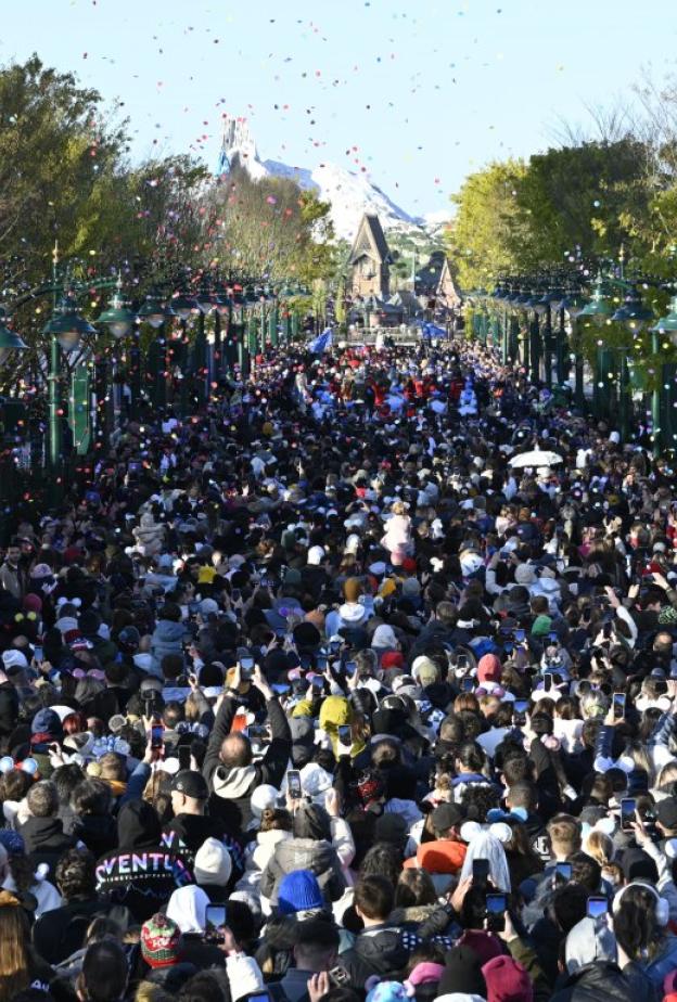 ديزني أدفنتشر وورلد يستقبل أوائل زوّاره الراغبين في اكتشاف "عالم فروزن"