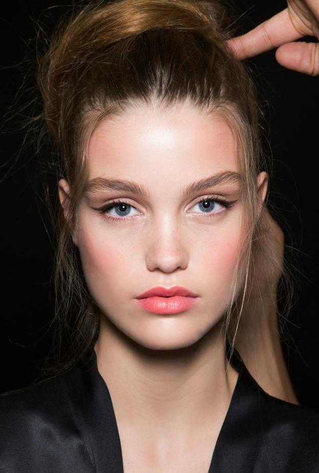 كيف تحافظين على نضارة بشرتك يومياً؟ أسرار شد البشرة والعناية بالعين والشعر