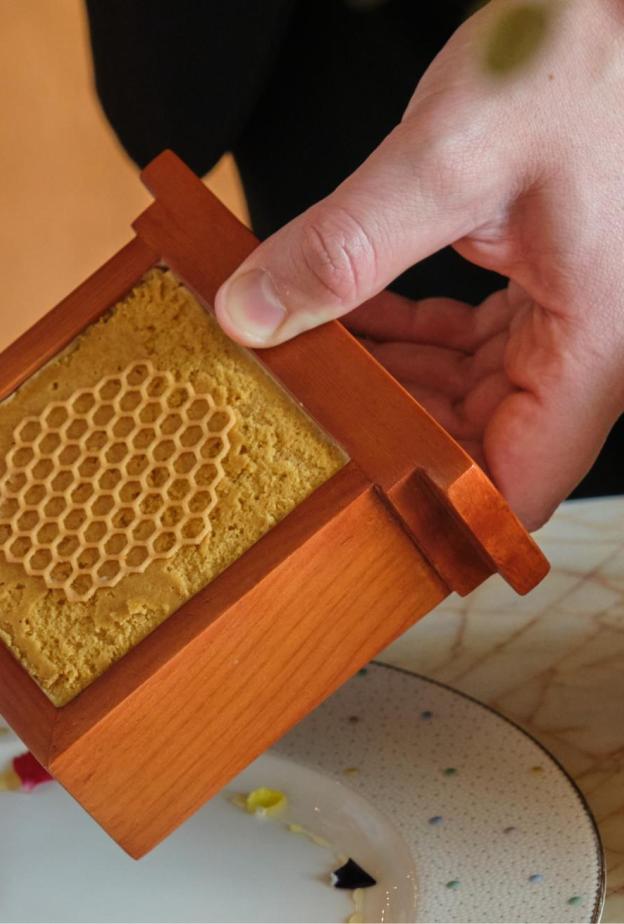 كيك العسل… حلى بسيط بطعم الدفء والذكريات