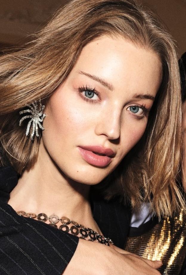  Hourglass تكشف عن مستحضر Unreal Liquid Highlighter