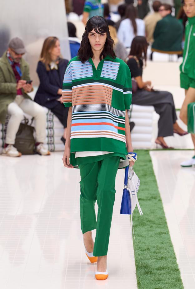 تنسيق تيشرت البولو من Lacoste 