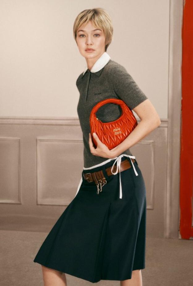 جيجي حديد أيقونة التحرر في حملة‎ Miu Miu ‎لعام 2026 ‏