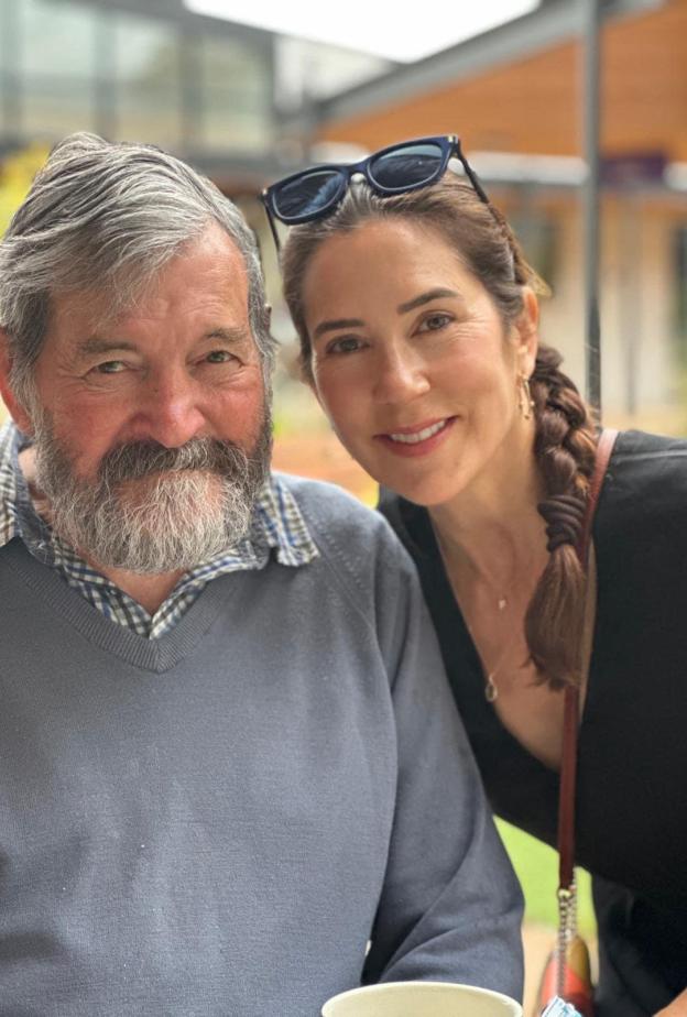 ملكة الدانمارك تنعي والدها البروفيسور جون دونالدسون