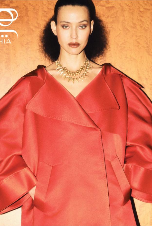 إطلالة كاملة مؤلفة من فستان ‏ بتصميم الترانش وسلاسل معدنية ذهبية ‏ من دار "جيفنشي" ‏Givenchy‏ ‏