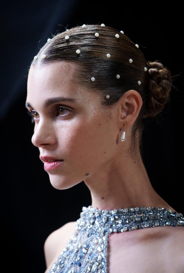 أكسسوارات شعر ملفتة مع تسريحات الشعر العصرية هذا الربيع