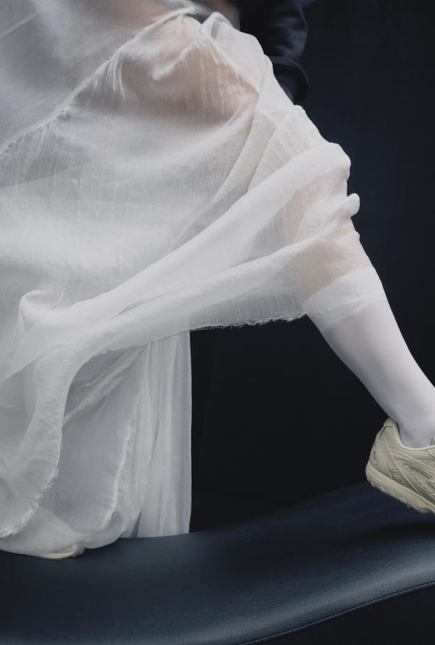 نيو بالانس تطلق أحدث إصدار من حذاء 204L بالتعاون مع روزاليا