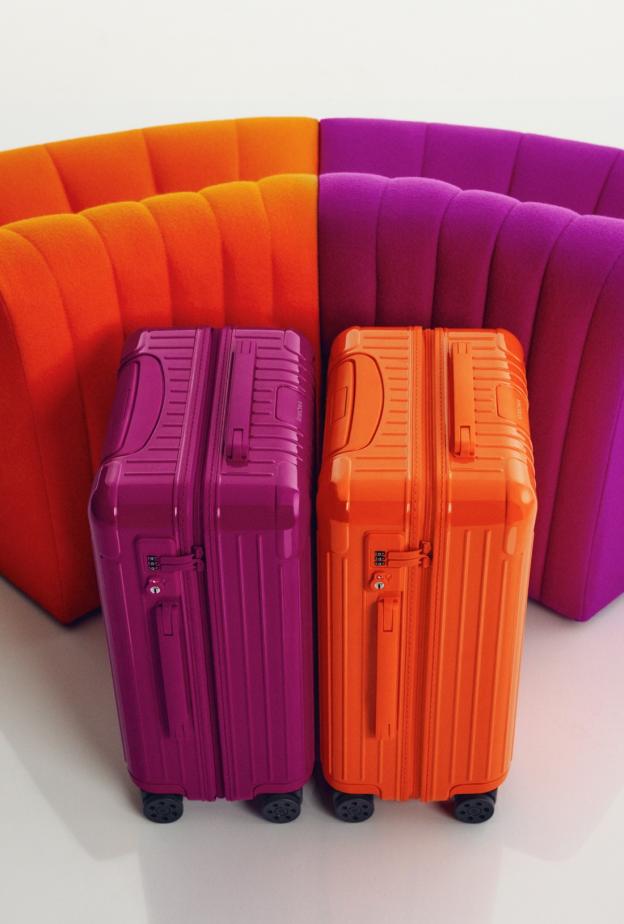 علامة ‏RIMOWA‏ تطرح لونَي ‏Orange‏ وMagenta‏ الجديدَين النابضَين بالحيوية ‏