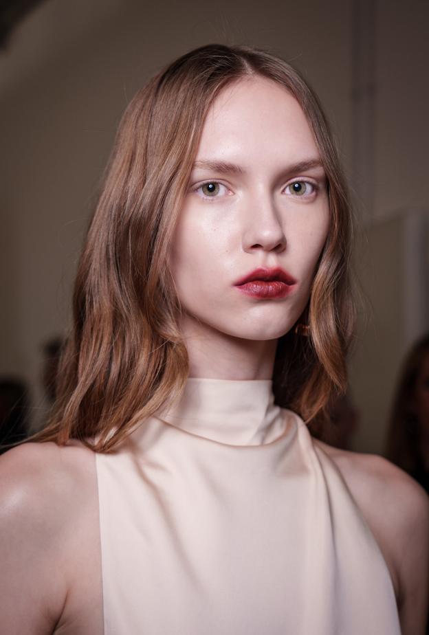  ألوان الشفاه القوية والداكنة هذا الربيع