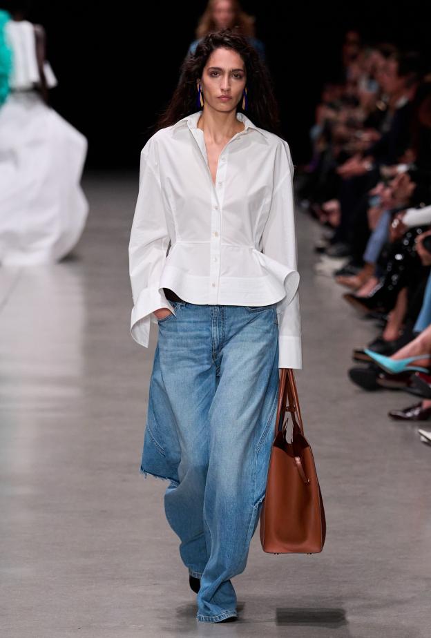 القميص الأبيض.. أجمل الإطلالات تبدأ من أبسط القطع