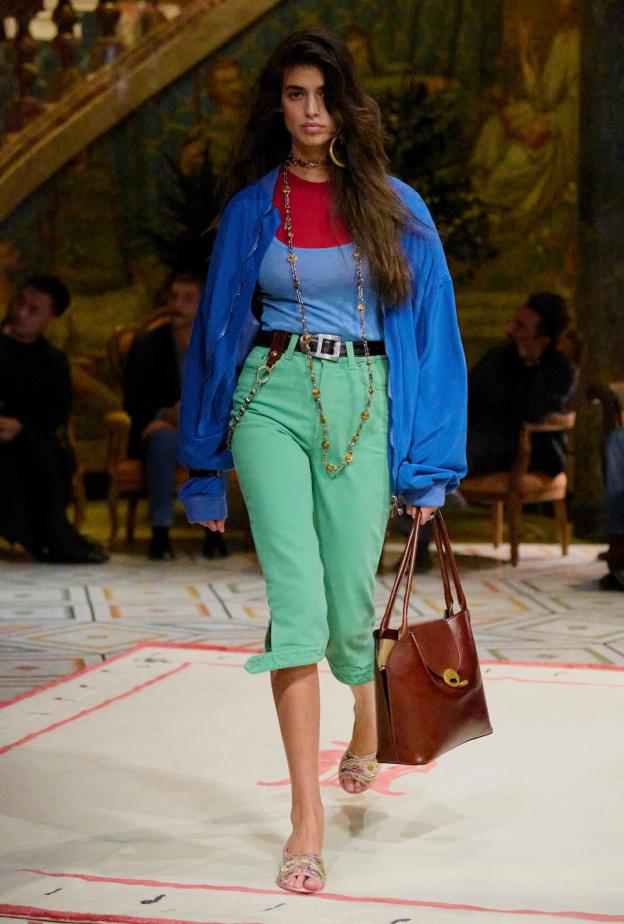  سروال الكابري الأخضر من Versace