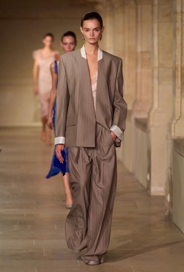 تنسيق بلايزر أنيق من Victoria Beckham 