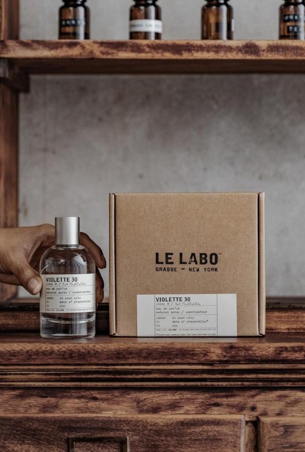 VIOLETTE 30 قصيدة عطرية تحتفي بالتناقض والجمال المستتر