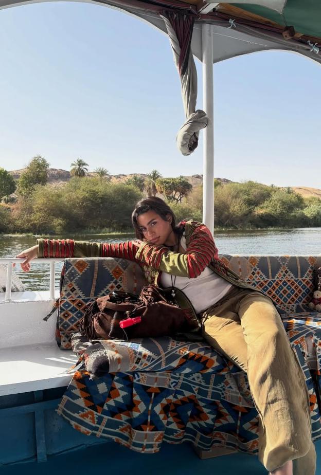 ليلى الدوى تشارك دليل الأناقة البسيطة أثناء السفر بلمسات عفوية ومدروسة