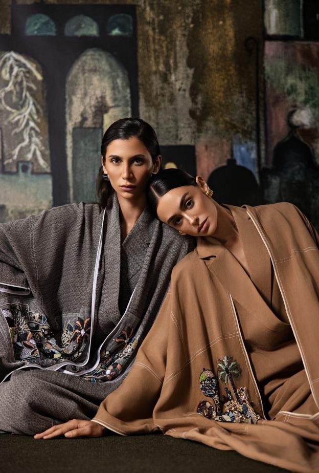 جوهرة المطيري تكشف كيف تحوّل لوحاتها الفنية إلى تصاميم عبايات معاصرة