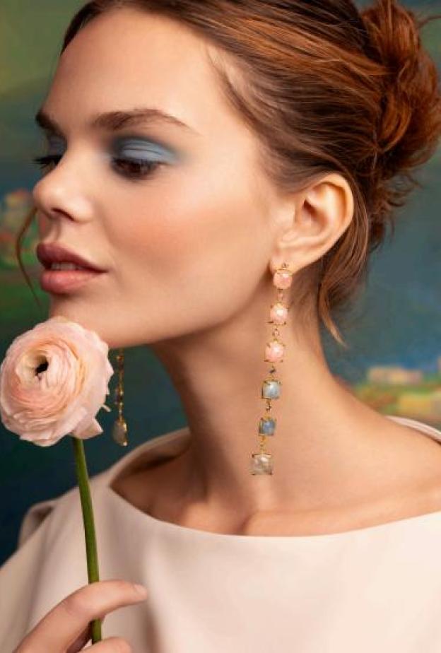 خاص "هي": قوس قزح يزين مجوهرات Mukhi Sisters احتفاء بالمرأة