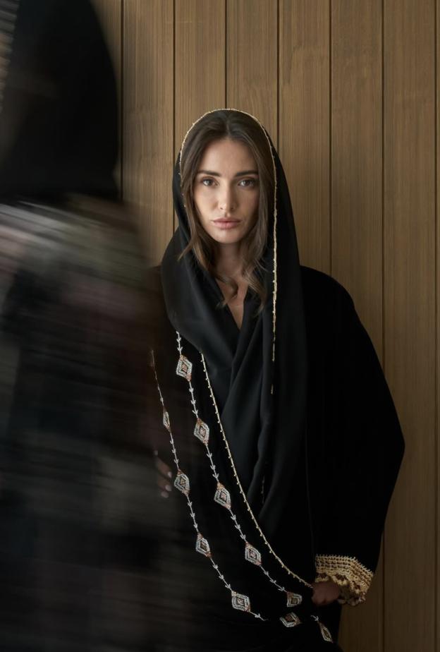 "هي" تختار: العباءة بين الأمس واليوم... 5 تحولات تقودها التصاميم السعودية