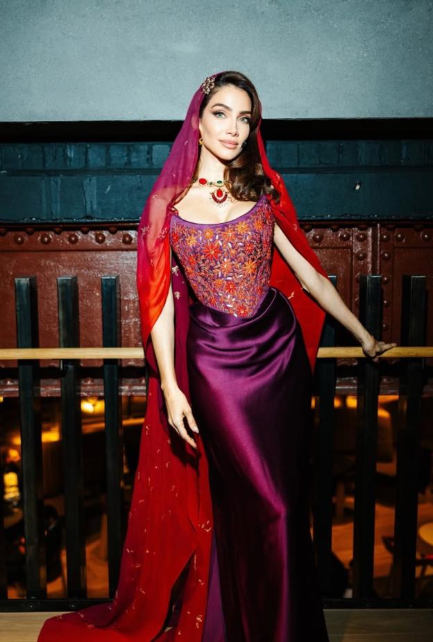 كيف التقت حرفة Art of Heritage برؤية Vivienne Westwoodفي إطلالة جيسيكا قهواتي