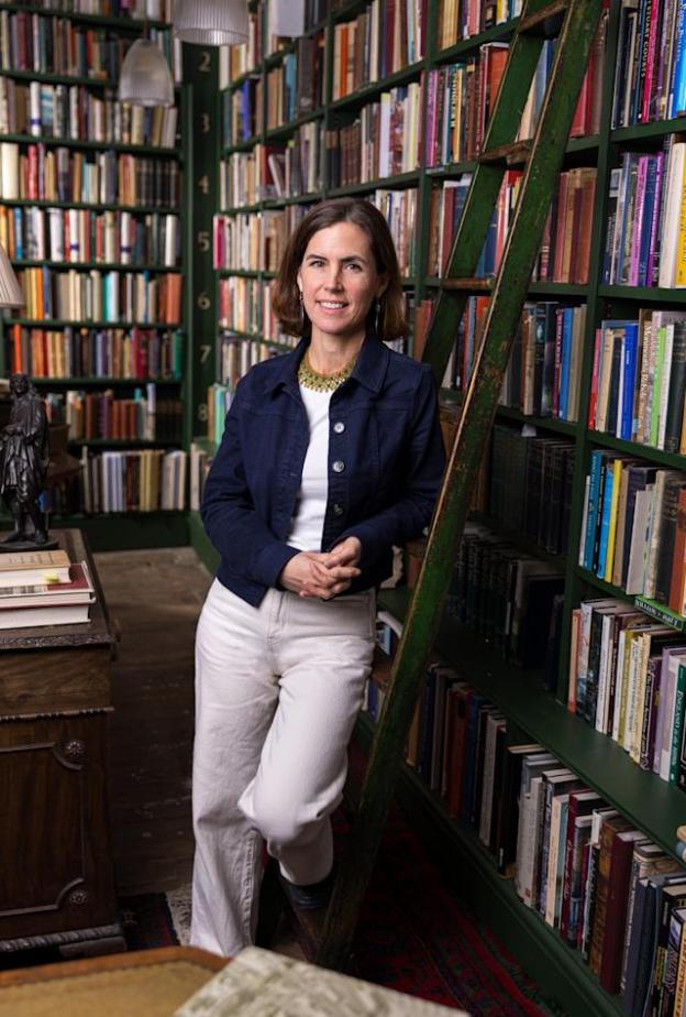 اختيار المؤرخة البريطانية آنا كاي كاتبة رسمية لسيرة الملكة إليزابيث الذاتية