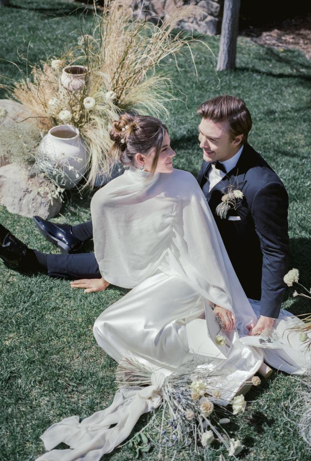 أفكار رائعة لإضافة لمسات شخصية مميزة لإطلالات زفاف العروسين