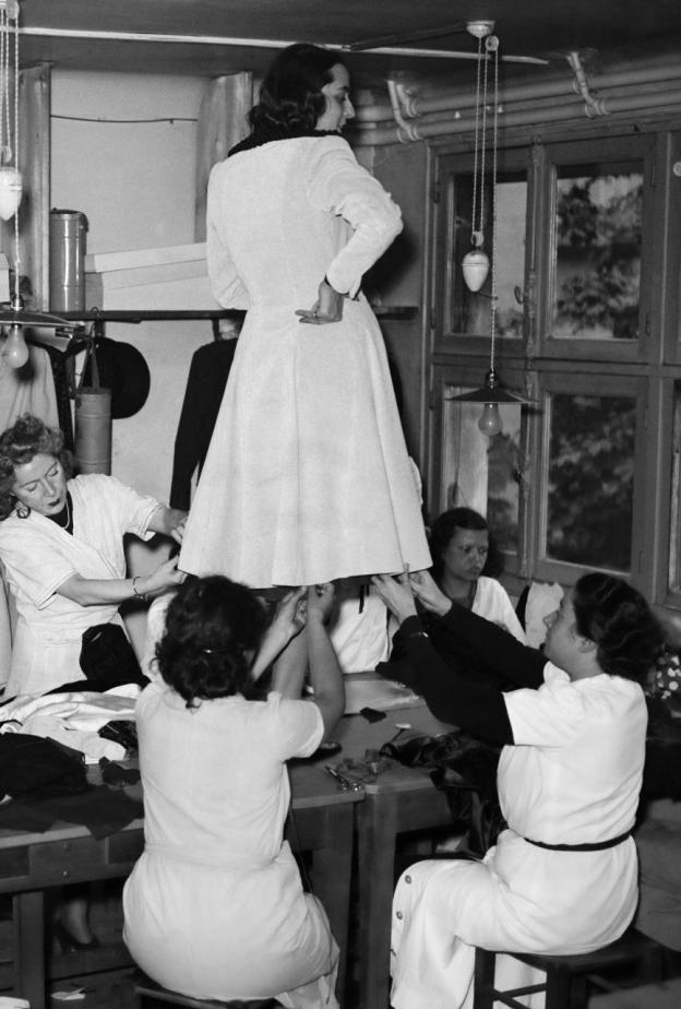 جميعنا نتبع صيحات الموضة.. لكن كيف ظهر هذا المفهوم لأول مرة في التاريخ؟ 