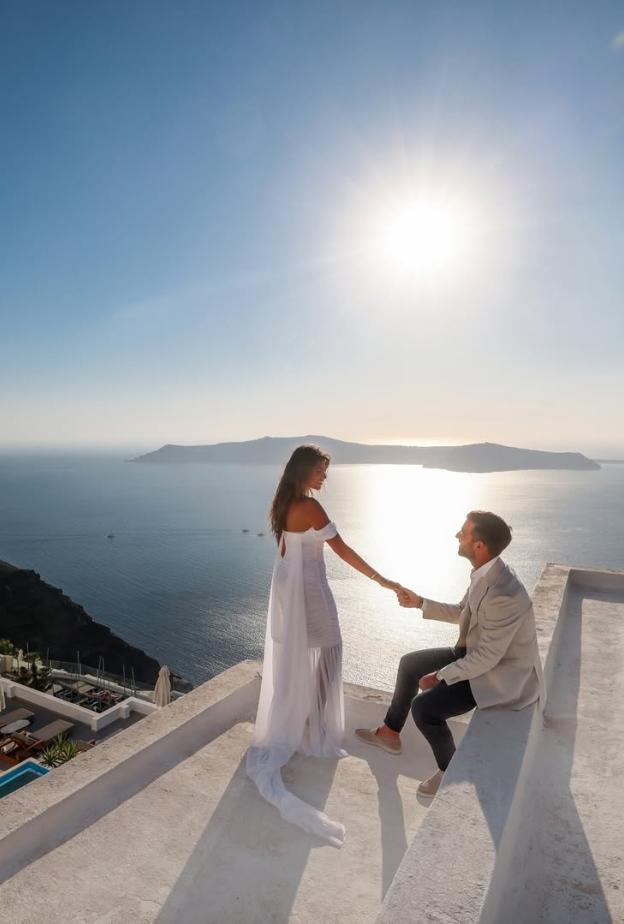 سارة مراد عروسا مع زوجها في اليونان