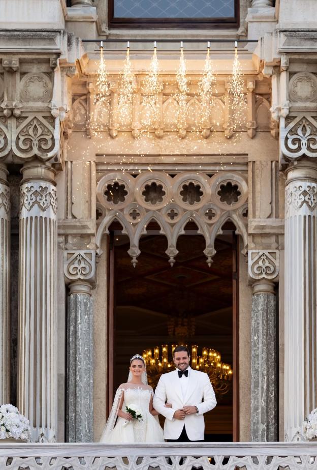 إطلالة كيناز حكيم وعريسها من الشرفة تستحضر إطلالة الثنائيات الملكية