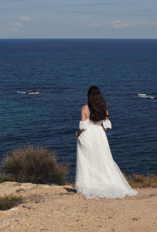 كارمن بصيبص بتسريحة الشعر المفرود باطلالتها العرائسية