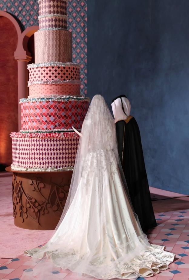 عروسان خليجيان أمام كيكة زفاف مبهرة